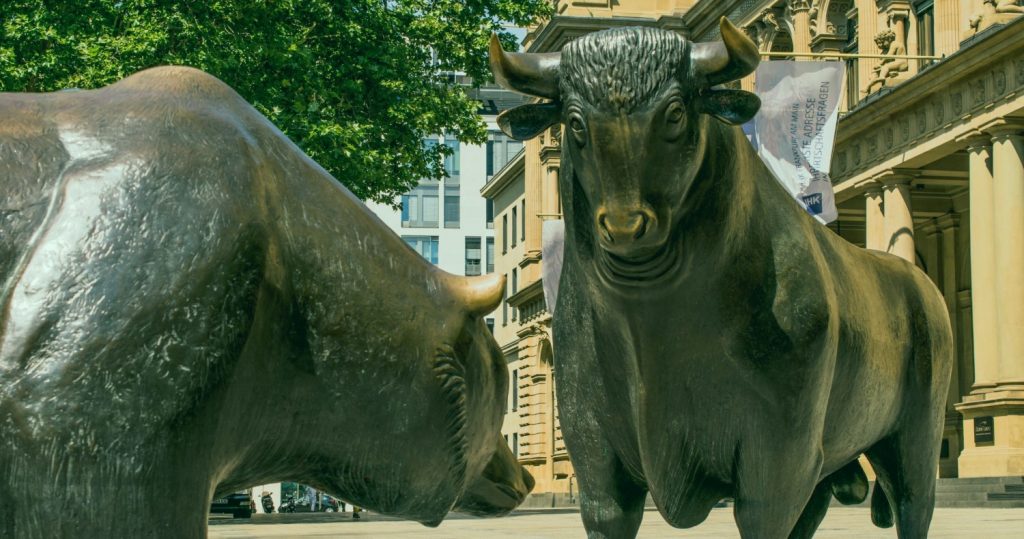 Bull e bear, símbolos de regras do mercado de ações.